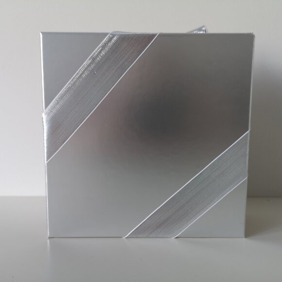 New JO MALONE Silver Holiday Limited Edition Gift Box 8" x 8" x 3.25" Bow Ribbon - Picture 7 of 7